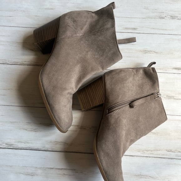 2 FOR $25 SALE!! *ADD TO BUNDLE* Taupe Brown/Gray Booties - Picture 3 of 4